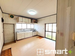 ～使い勝手の良いシステムキッチン～
・料理がしやすい設計のキッチンでお料理もはかどりますね。
・もちろんキッチン下部は収納になっておりますので、フライパンなども収納可能です。
