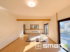 ～穏やかな陽の入るＬＤＫ～
・大きな窓のあるＬＤＫは陽当りも良好で明るい空間となっております。
・ご家族団らんなど過ごす時間の多いＬＤＫが明るいのは嬉しいポイントですね。
