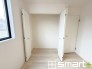 ～収納豊富な洋室～
・各居室に備え付けの収納をご用意。タンスなどを置く場合と比べ出っ張らないので部屋の中を有効のご活用いただけます。
・収納の広さなどぜひ現地でご確認くださいませ。
