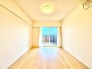 ～明るいお部屋～
・洋室は穏やかな陽の入る明るい空間となっております。
・くつろぎのプライベート時間を明るい空間で穏やかにお過ごしいただけます。
