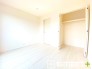 ～収納豊富な洋室～
・各居室に備え付けの収納をご用意。タンスなどを置く場合と比べ出っ張らないので部屋の中を有効のご活用いただけます。
・収納の広さなどぜひ現地でご確認くださいませ。
