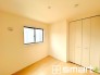 ～収納豊富な洋室～
・各居室に備え付けの収納をご用意。タンスなどを置く場合と比べ出っ張らないので部屋の中を有効のご活用いただけます。
・収納の広さなどぜひ現地でご確認くださいませ。
(２号棟)