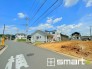 ～閑静な住宅街の立地～
・周辺は閑静な住宅街となっておりますので、静かな暮らしをご実現いただけます。
・前面道路の交通量も多くないので、小さなお子様がいるご家庭でもご安心ですね。
