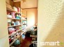 ～パントリーのあるお住まい～
・キッチン横にパントリー（食糧庫）をご用意。買い溜めした食材などはもちろん、ティッシュなどの置場としてもご利用いただけます。
・ぜひ現地でご確認くださいませ。
