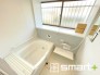 ～浴室乾燥機付きの浴室～
・浴室には乾燥機が付いているので雨の日でも洗濯物を干すことが可能です。
・水はけの良い床材など機能面も充実。マイクロバルなどオプションもご相談くださいませ。

