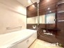 ～浴室乾燥機付きの浴室～
・浴室には乾燥機が付いているので雨の日でも洗濯物を干すことが可能です。
・水はけの良い床材など機能面も充実。マイクロバルなどオプションもご相談くださいませ。
