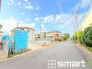 ～閑静な住宅街の立地～
・周辺は閑静な住宅街となっておりますので、静かな暮らしをご実現いただけます。
・前面道路の交通量も多くないので、小さなお子様がいるご家庭でもご安心ですね。
