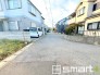 ～閑静な住宅街の立地～
・周辺は閑静な住宅街となっておりますので、静かな暮らしをご実現いただけます。
・前面道路の交通量も多くないので、小さなお子様がいるご家庭でもご安心ですね。
