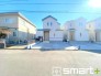～閑静な住宅街の立地～
・周辺は閑静な住宅街となっておりますので、静かな暮らしをご実現いただけます。
・前面道路の交通量も多くないので、小さなお子様がいるご家庭でもご安心ですね。
