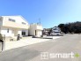 ～閑静な住宅街の立地～
・周辺は閑静な住宅街となっておりますので、静かな暮らしをご実現いただけます。
・前面道路の交通量も多くないので、小さなお子様がいるご家庭でもご安心ですね。
