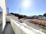 ～洗濯物も干しやすいバルコニー～
・陽当たり良好な南側のバルコニーは２部屋から出入りができて毎日のお洗濯も快適。
・テラス屋根等のオプションもお気軽にご相談くださいませ。

