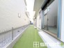 ～人工芝のある綺麗なお庭～
・標準で人工芝を敷設しておりますので、見た目にも綺麗なお庭となっております。
・人工芝の場合雑草が生えてこず、管理が楽なのも嬉しいポイントです。
