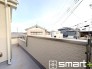 ～洗濯物も干しやすいバルコニー～
・陽当たり良好な南側のバルコニーは２部屋から出入りができて毎日のお洗濯も快適。
・テラス屋根等のオプションもお気軽にご相談くださいませ。