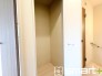 ～ちょっとした空間も有効活用～
・廊下も無駄にせずしっかりと収納をご用意。ちょっとしたスペースも無駄にしません。
・掃除機など意外と置場に困る物もしっかりと収納可能です。

