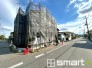 ～十分な広さのある前面道路～
・前面道路は約8ｍございますので、お車でのすれ違いも楽々で余計なストレスがかかりません。
・日々お車での移動が多い方には大切なポイントですね。
