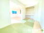 ～使い勝手の良い「和洋室」～
・畳敷きに建具は洋風、というハイブリッド型の「和洋室」。和室と洋室の良い所を組み合わせたお部屋です。
・やはり畳の香りは心が落ち着きますね。
