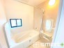～浴室乾燥機付きの浴室～
・浴室には乾燥機が付いているので雨の日でも洗濯物を干すことが可能です。
・水はけの良い床材など機能面も充実。マイクロバルなどオプションもご相談くださいませ。
