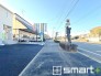 ～閑静な住宅街の立地～
・周辺は閑静な住宅街となっておりますので、静かな暮らしをご実現いただけます。
・前面道路の交通量も多くないので、小さなお子様がいるご家庭でもご安心ですね。
