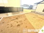～お庭もある余裕の敷地～
・広々した敷地にはお庭もご用意。お庭があるだけで余裕を感じますね。
・防草シートや人工芝の敷設などのオプションもお気軽にご相談くださいませ。
