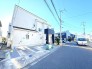～閑静な住宅街の立地～
・周辺は閑静な住宅街となっておりますので、静かな暮らしをご実現いただけます。
・前面道路の交通量も多くないので、小さなお子様がいるご家庭でもご安心ですね。
