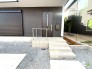 ～お住まいの顔「玄関」～
・玄関ドアの上にはもちろん軒がございますので、雨の日でも濡れずに鍵の開閉が可能です。
・鍵は防犯性に優れたディンプルキーを採用。
