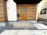 ～お住まいの顔「玄関」～
・玄関ドアの上にはもちろん軒がございますので、雨の日でも濡れずに鍵の開閉が可能です。
・鍵は防犯性に優れたディンプルキーを採用。

