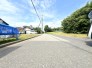 ～十分な広さのある前面道路～
・前面道路は約5.1ｍございますので、お車でのすれ違いも可能で余計なストレスがかかりません。
・日々お車での移動が多い方には大切なポイントですね。
