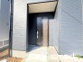 ～お住まいの顔「玄関」～
・玄関ドアの上にはもちろん軒がございますので、雨の日でも濡れずに鍵の開閉が可能です。
・鍵は防犯性に優れたディンプルキーを採用。
