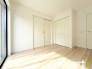 ～収納豊富な洋室～
・各居室に備え付けの収納をご用意。タンスなどを置く場合と比べ出っ張らないので部屋の中を有効のご活用いただけます。
・収納の広さなどぜひ現地でご確認くださいませ。
