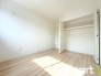 2号棟 ～収納豊富な洋室～
・各居室に備え付けの収納をご用意。タンスなどを置く場合と比べ出っ張らないので部屋の中を有効のご活用いただけます。
・収納の広さなどぜひ現地でご確認くださいませ。
