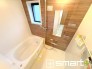 ～浴室乾燥機付きの浴室～
・浴室には乾燥機が付いているので雨の日でも洗濯物を干すことが可能です。
・水はけの良い床材など機能面も充実。マイクロバルなどオプションもご相談くださいませ。
