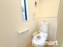 ～小窓付きの明るいトイレ～
・使用後や掃除の際には新鮮な空気を取り込み換気ができます。
・背面のスペースにちょっとした棚を設置すれば、トイレットペーパーのストックなども置けますね。
