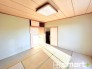 ～２面採光の明るいお部屋～
・和室は２面採光とする事で穏やかな陽の入る明るい空間となっております。
・くつろぎのプライベート時間を明るい空間で穏やかにお過ごしいただけます。
