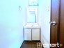 ～シャワー付き洗面台を採用～
・洗面台の蛇口がホースで伸びシャワーとしてご利用可能。
・朝の寝ぐせ直しなどにシャワーを使いたい時、洗面台の掃除をする際にも便利にお使いいただけますよ。
