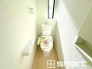 ～窓付きの明るいトイレ～
・使用後や掃除の際に窓を開ければ、外からの新鮮な空気を取り込み素早く換気ができます。
・埋め込み収納付きでストックや掃除用具もスッキリ片付きますね。
