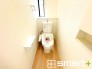 ～窓付きの明るいトイレ～
・使用後や掃除の際に窓を開ければ、外からの新鮮な空気を取り込み素早く換気ができます。
・埋め込み収納付きでストックや掃除用具もスッキリ片付きますね。
