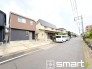 ～閑静な住宅街の立地～
・周辺は閑静な住宅街となっておりますので、静かな暮らしをご実現いただけます。
・前面道路の交通量も多くないので、小さなお子様がいるご家庭でもご安心ですね。
