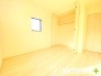 ～収納豊富な洋室～
・各居室に備え付けの収納をご用意。タンスなどを置く場合と比べ出っ張らないので部屋の中を有効のご活用いただけます。
・収納の広さなどぜひ現地でご確認くださいませ。
