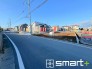 ～十分な広さのある前面道路～
・前面道路は約6ｍございますので、お車でのすれ違いも楽々で余計なストレスがかかりません。
・日々お車での移動が多い方には大切なポイントですね。
