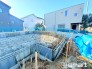 1号棟 ～ベタ基礎でしっかりとした土台～
・コンクリートの中に鉄筋を配し強度を高めた「ベタ基礎」を採用。
・しっかりとした土台を造ったうえで、その上に建物が築造されていきます。
