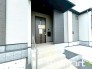 ～穏やかな陽が入る玄関～
・玄関ドアにガラス部分を設ける事で穏やかな陽の入る玄関になります。
・モニター付きインターフォンで来客時に誰が来たかすぐにわかるので、防犯面も安心です。
