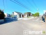 ～開放感ある角地のお住まい～
・２方向が空く事で開放感のある角地に位置しております。
・窮屈な感じが無く、ゆったりと暮らせるこの魅力をぜひ現地でご体感くださいませ。
