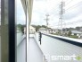～洗濯物も干しやすいバルコニー～
・陽当たり良好な南側のバルコニーは２部屋から出入りができて毎日のお洗濯も快適。
・テラス屋根等のオプションもお気軽にご相談くださいませ。