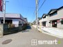 ～閑静な住宅街の立地～
・周辺は閑静な住宅街となっておりますので、静かな暮らしをご実現いただけます。
・前面道路の交通量も多くないので、小さなお子様がいるご家庭でもご安心ですね。
