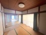 ～「和みの部屋」和室をご用意～
・ゴロンと寝転がったり、お子様のいるご家庭ではお子様を寝かしつけたり、などご活用いただける和室をご用意。
・やはり畳の香りは心が落ち着きますね。
