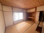 ～「和みの部屋」和室をご用意～
・ゴロンと寝転がったり、お子様のいるご家庭ではお子様を寝かしつけたり、などご活用いただける和室をご用意。
・やはり畳の香りは心が落ち着きますね。
