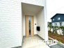 ～お住まいの顔「玄関」～
・玄関ドアの上にはもちろん軒がございますので、雨の日でも濡れずに鍵の開閉が可能です。
・鍵は防犯性に優れたディンプルキーを採用。(1号棟)
