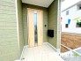 ～お住まいの顔「玄関」～
・玄関ドアの上にはもちろん軒がございますので、雨の日でも濡れずに鍵の開閉が可能です。
・鍵は防犯性に優れたディンプルキーを採用。
