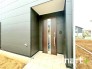 ～お住まいの顔「玄関」～
・玄関ドアの上にはもちろん軒がございますので、雨の日でも濡れずに鍵の開閉が可能です。
・鍵は防犯性に優れたディンプルキーを採用。
