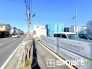 ～閑静な住宅街の立地～
・周辺は閑静な住宅街となっておりますので、静かな暮らしをご実現いただけます。
・前面道路の交通量も多くないので、小さなお子様がいるご家庭でもご安心ですね。
